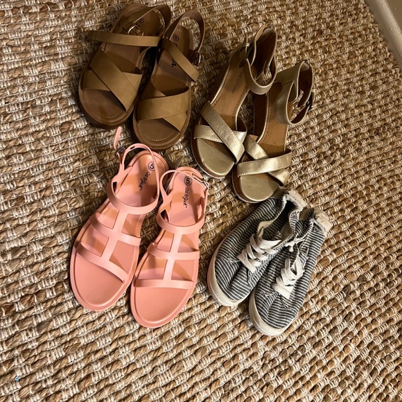Shoes - Women’s or big girls summer shoe sandals bundle. Size 6